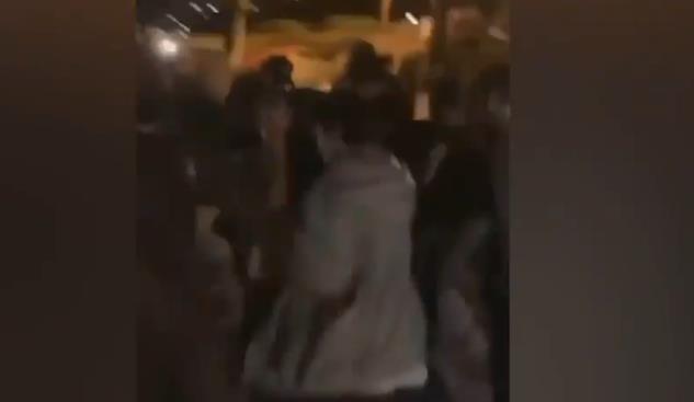 【3名美海军陆战队员被40名青少年群殴 遭拳打脚踢倒地不起】据美国福克斯新闻等媒