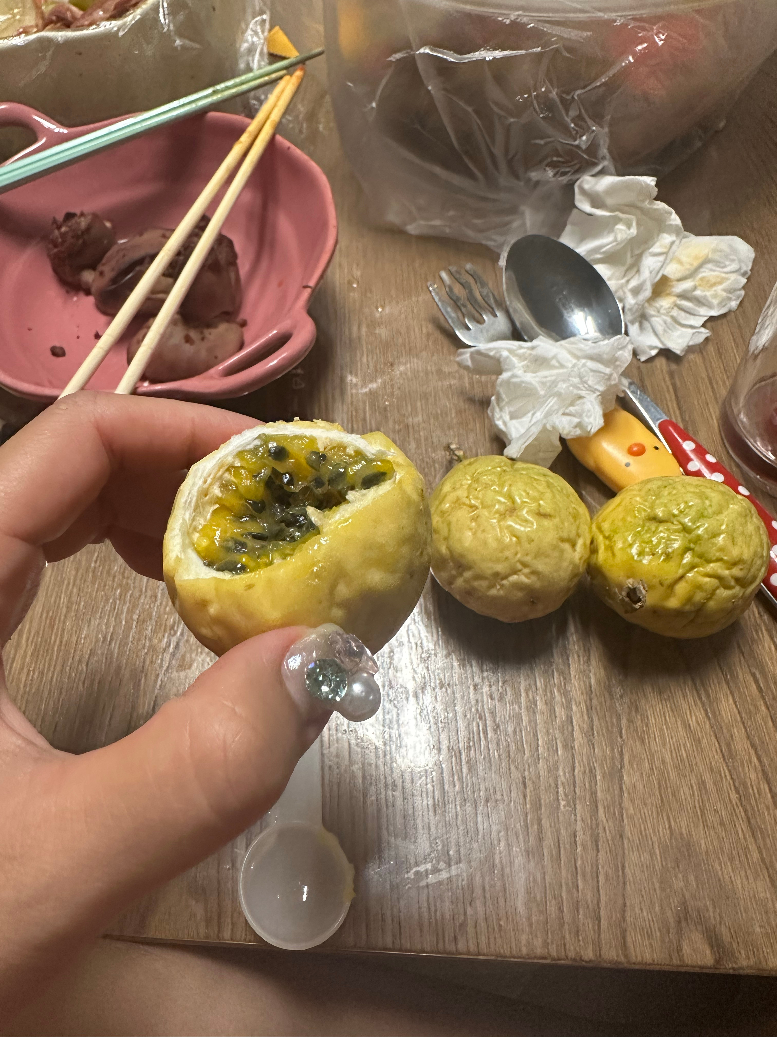 又吃了四个百香果 豆包了下热量极低 空口吃比兑水兑酒好吃多了跟凯哥我俩玩骰子 十