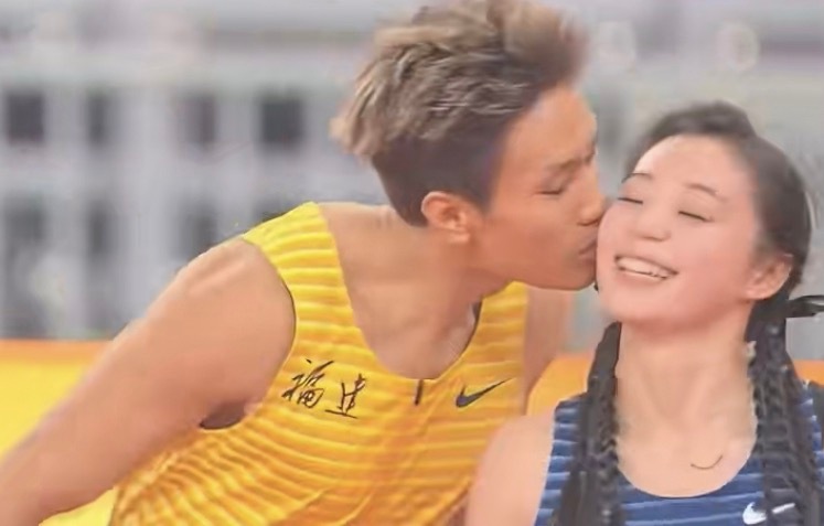 俩人是男女朋友，解说不会懵的，赛前会把运动员的资料了解的很清楚。 