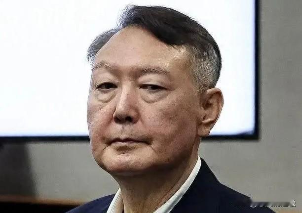 见了熟识的面孔，尹锡悦对着被告席的军官们说了声抱歉！还狡辩坚称戒严没错，意在唤起