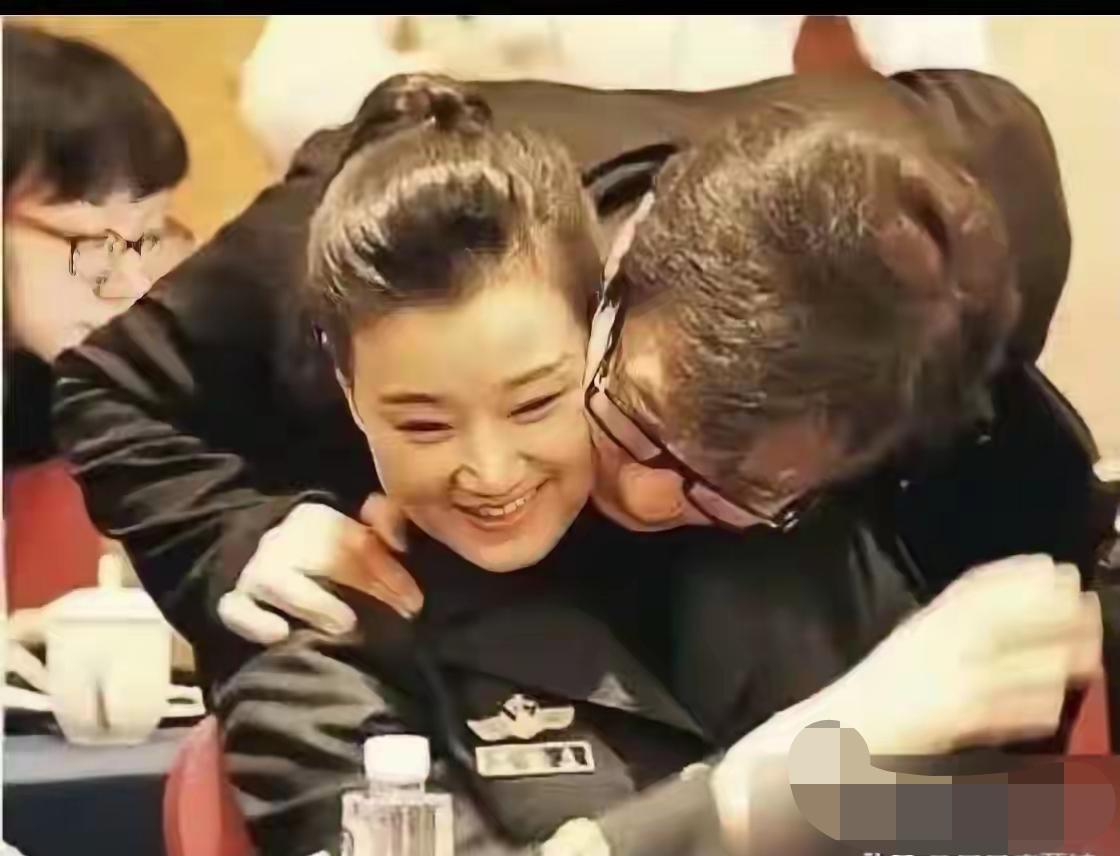 美女穿的衣服就不简单，成龙还真敢开玩笑，你不怕牡丹花，花刺扎人，真是一言难尽