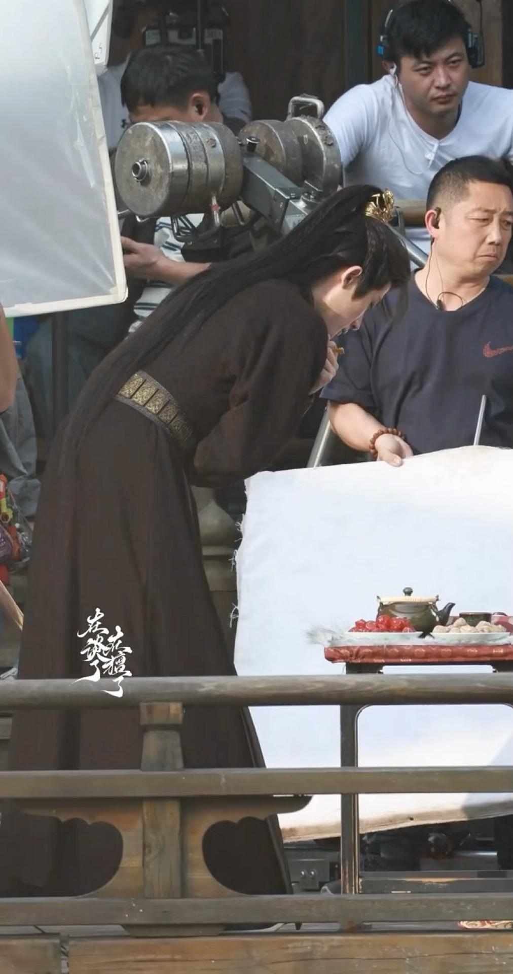 行礼这一下，仪态真的太太太好了