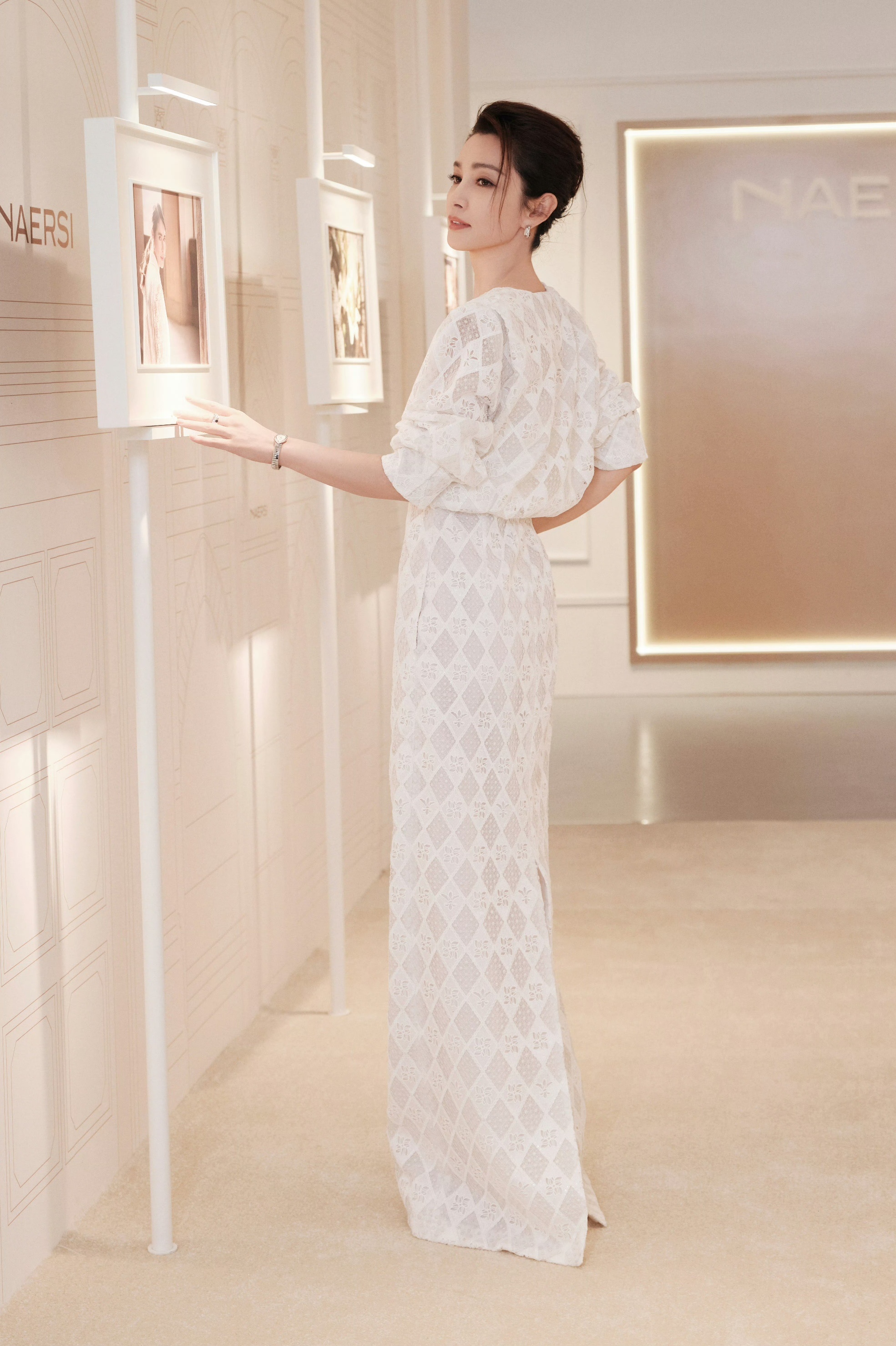 李冰冰以代言人身份出席深圳娜尔思品牌大秀，身穿白色深V蕾丝礼服 