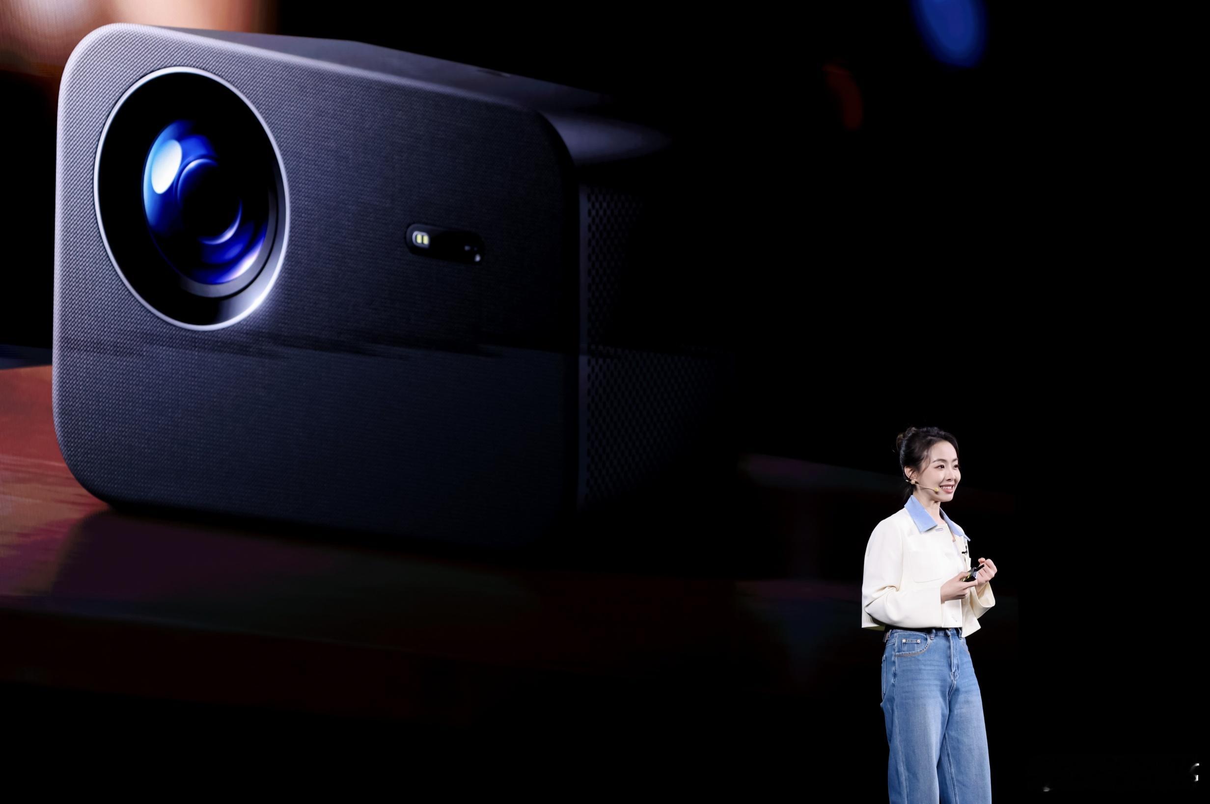 REDMI投影仪4Pro1499元解锁影院自由！白天开窗、夜间开灯，画面依然清晰