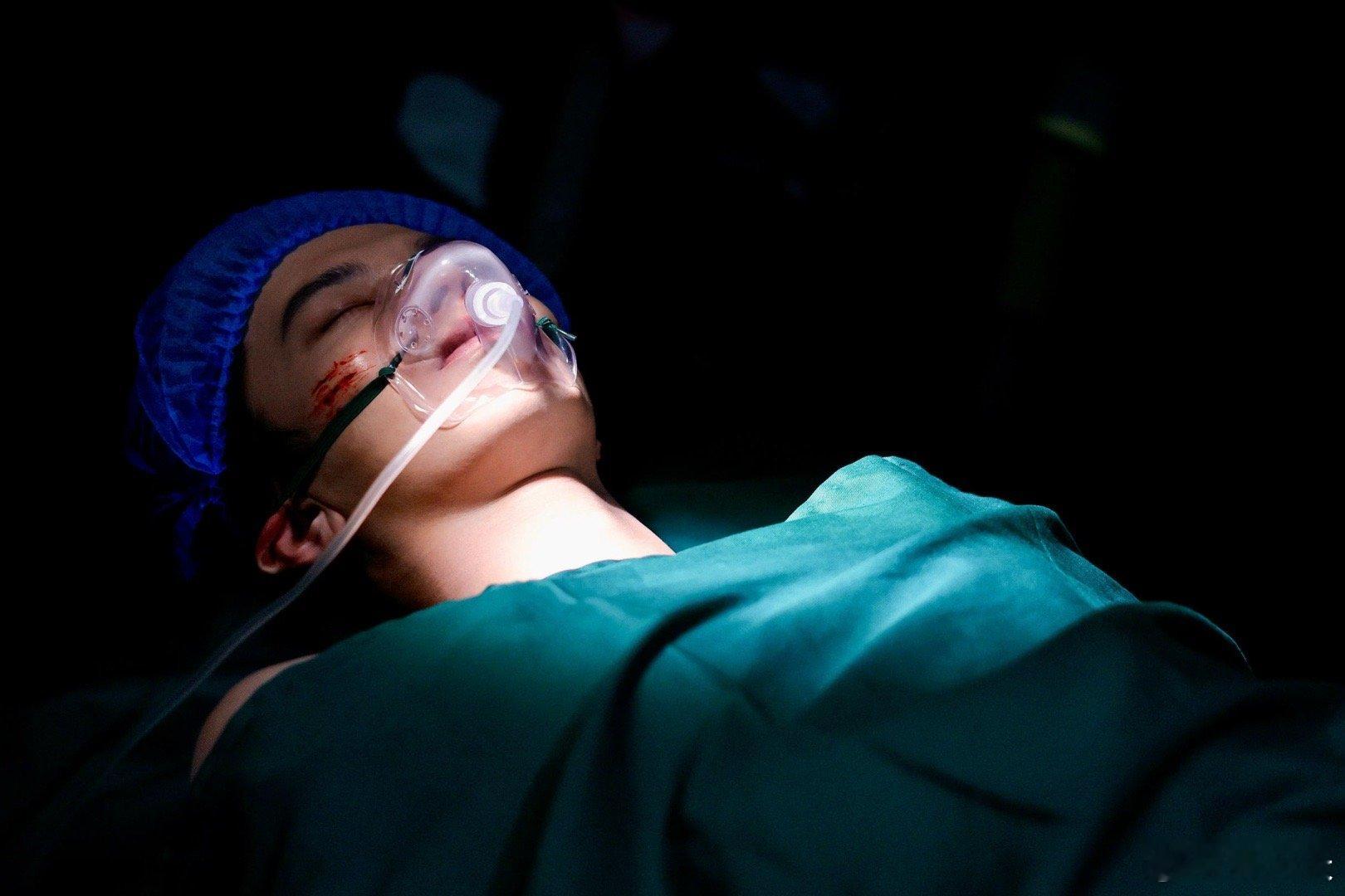 何与靳朝苦尽甘来哭出克制隐忍自卑 被何与的层次感演技折服！靳朝在真相大白时的复杂