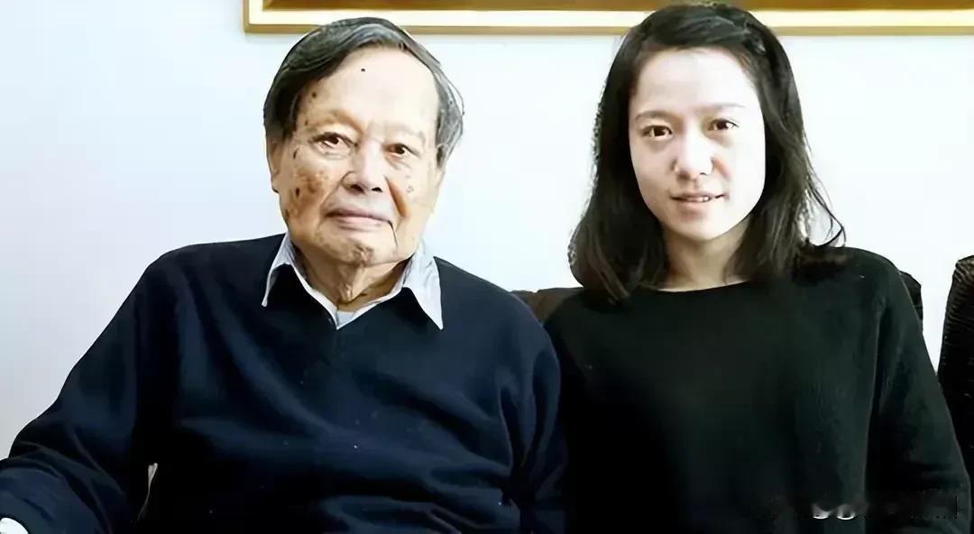 2004年12月24日，82岁的杨振宁和28的翁帆正式领证登记结婚。如今，他们的