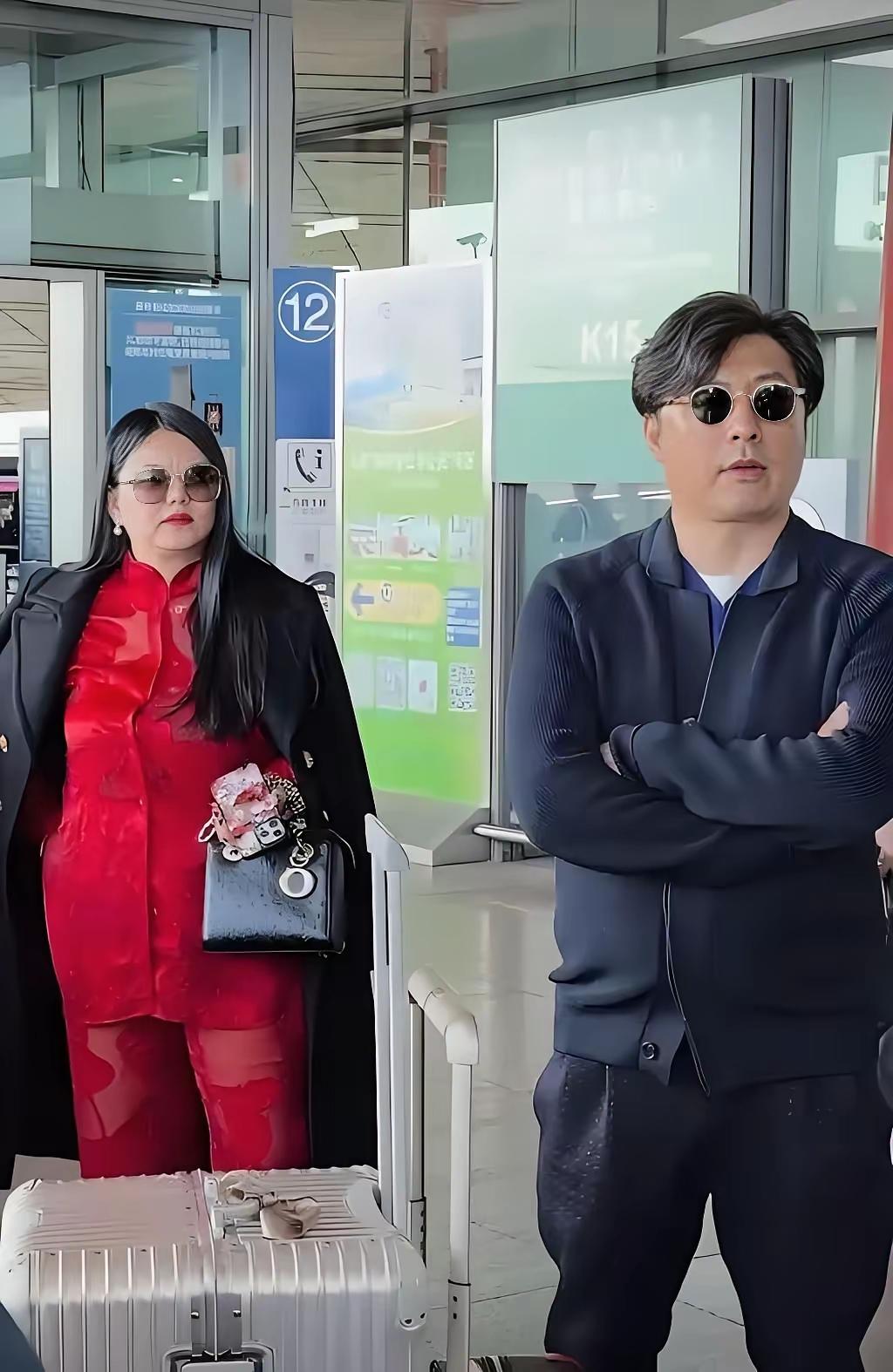 其实，没什么值得大惊小怪，
无论当初他俩离婚是什么原因，必竟有个共同的孩子。
当