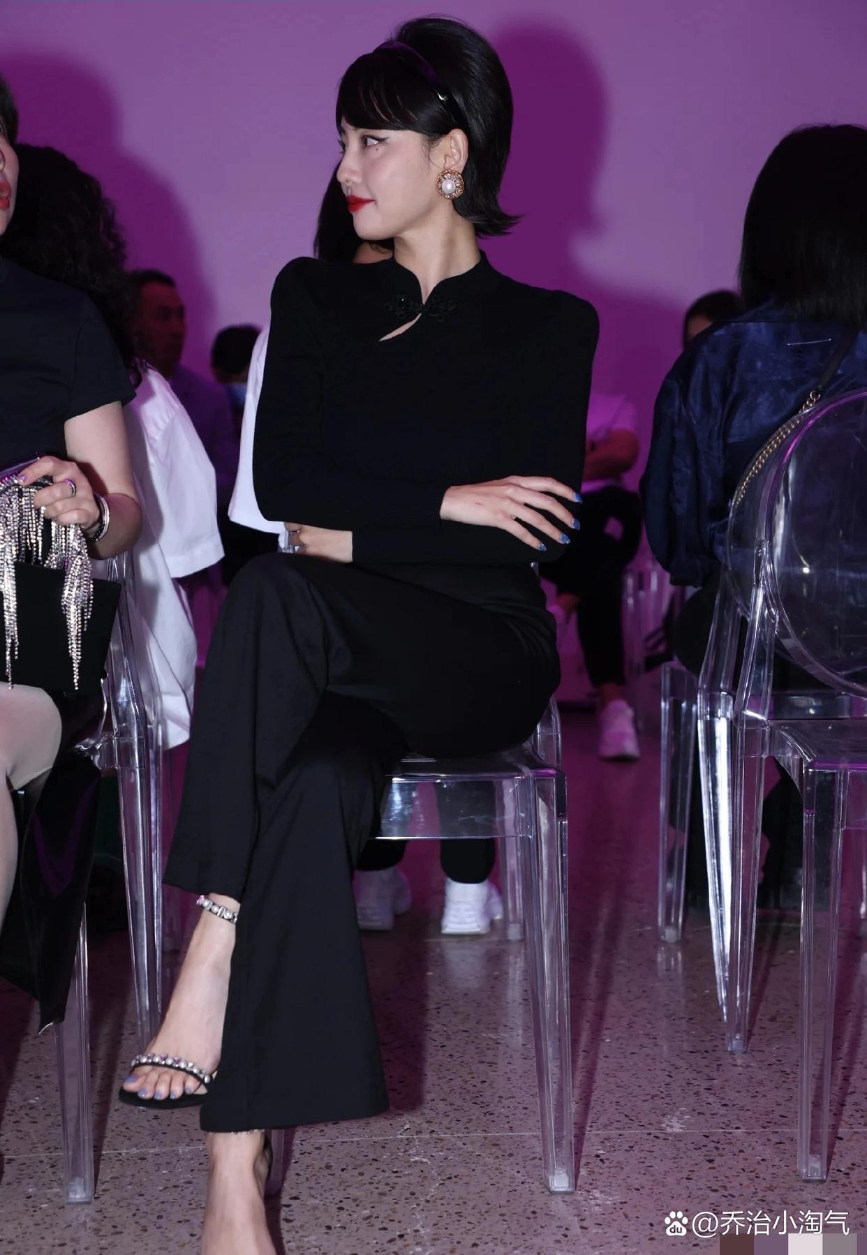 张嘉倪～紫色脚趾甲也能驾驭 