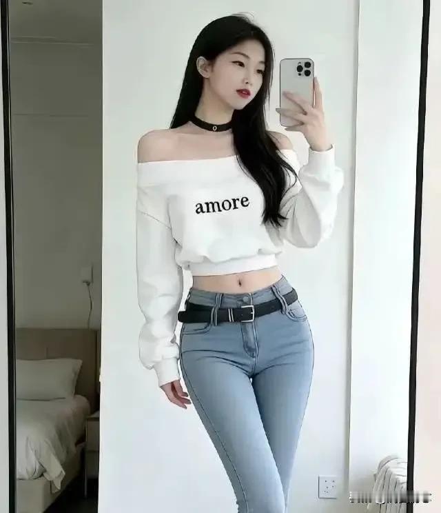 元气少女穿搭指南：白色露肩上衣+牛仔裤，简约时尚！