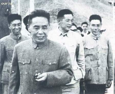 1954年，12军政委李震升职，军长肖永银特意摆酒给他送行。酒宴上，肖永银突然对