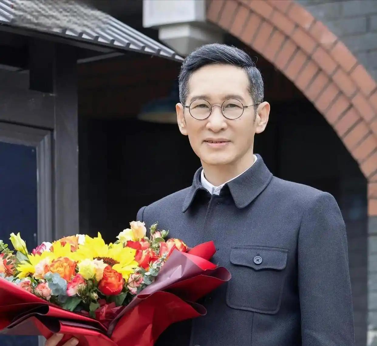 谁能想到，老戏骨王劲松今年 58 岁了，居然一辈子没成家，连个孩子都没有。记者追