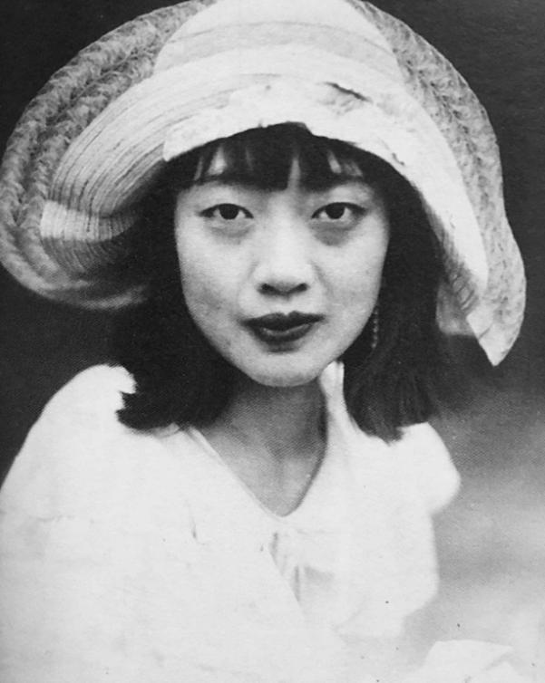 1946年，被烟瘾折磨得死去活来的婉容，躺在监狱冰冷的地上咽了气，她的身上散发着