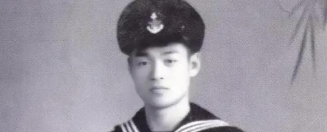 1948年，一个穷小子闯进华东军区大门，冲着满院将校喊了一句："俺要找爸爸！俺爹