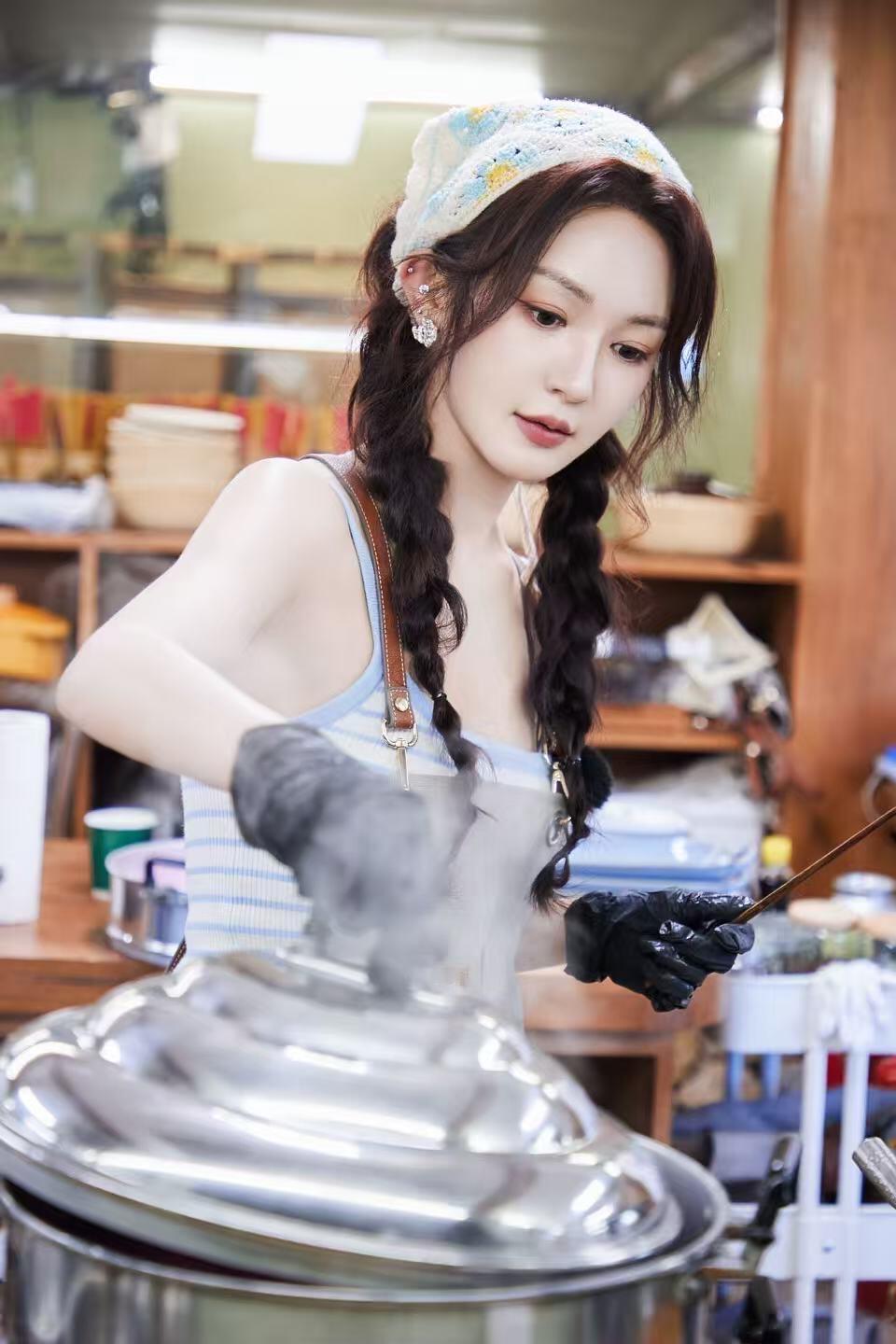 职场打工人和靳梦佳狠狠共情了中餐厅 靳梦佳一个人干到凌晨两点，端着锅走几步歇一下