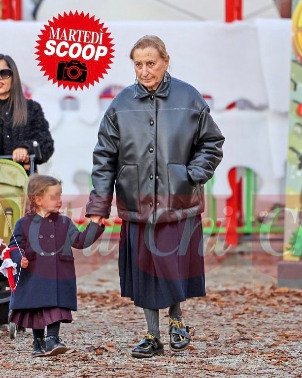 75岁的Miuccia Prada 女士最近在米兰的一个圣诞小镇公园与她的孙女一