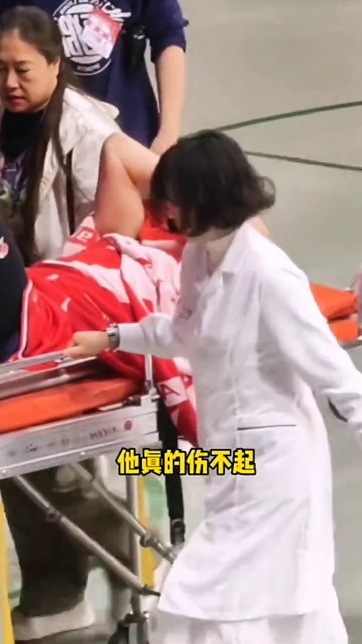 郭艾伦前交叉韧带撕裂，赛季报销。
郭艾伦再次受伤，他真的伤不起。第二阶段刚刚开始