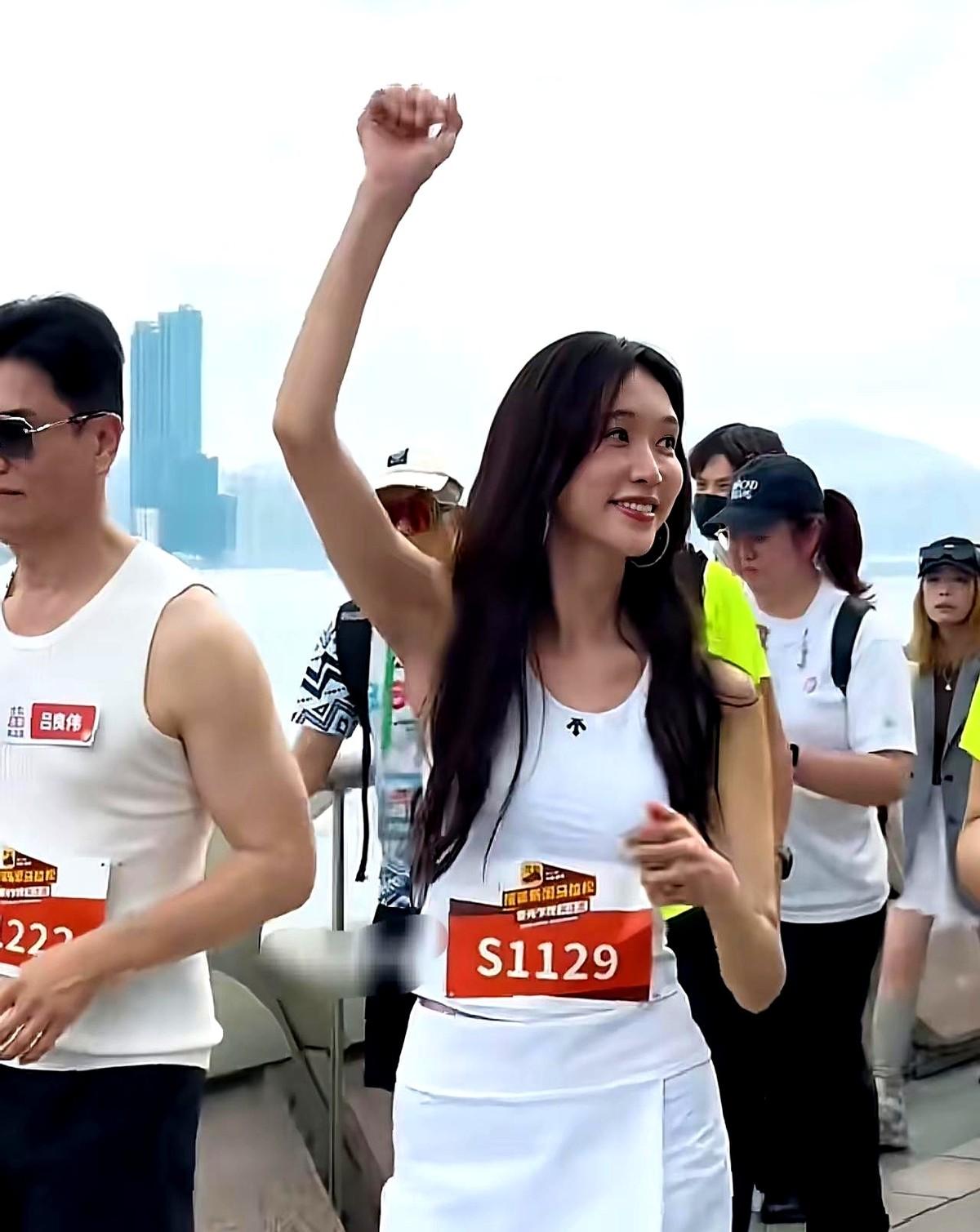 别再吹林志玲的“少女感”了！人家51岁照样能跑马拉松，这哪是少女感？

那分明是