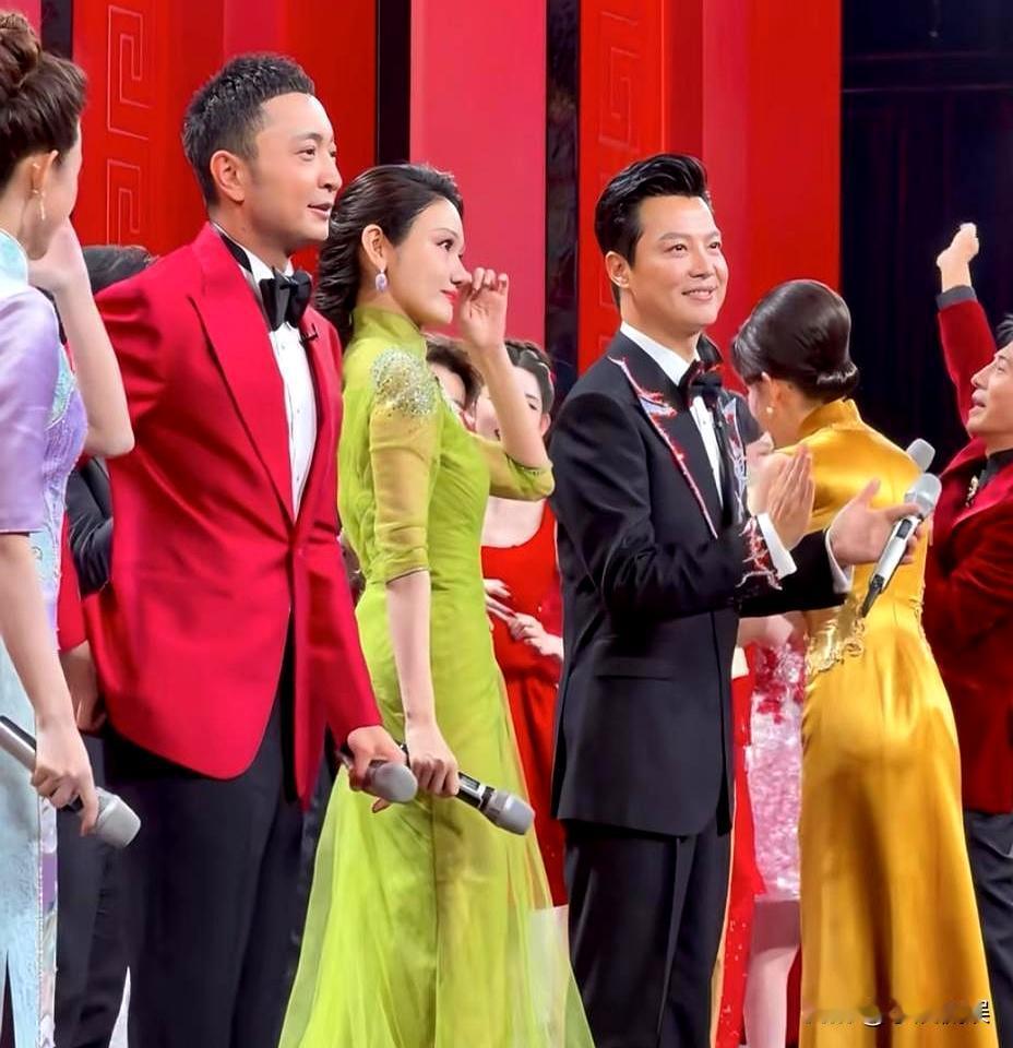 她摘下耳麦，手抖得如筛糠，瞬间泪崩！
这不是表演失误，是五年熬到凌晨三点的血汗结