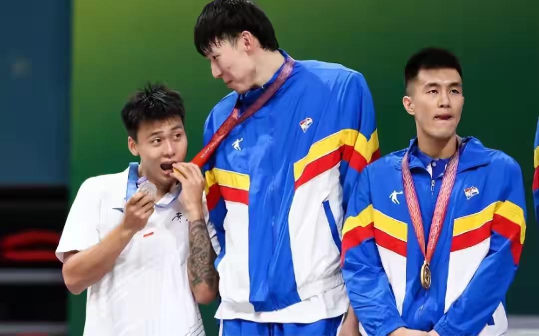 一身休闲打扮的郭艾伦，在解说席感叹，太难了，这比赛简直没法说了。
我们夺冠那会儿