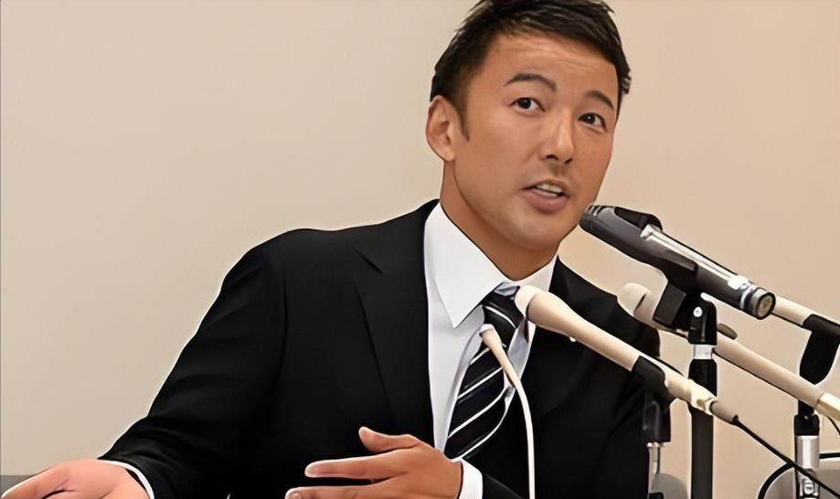 震撼全场！日本国会突发一幕，山本太郎举巨幅地图，右翼政客集体失色

日本国会近日