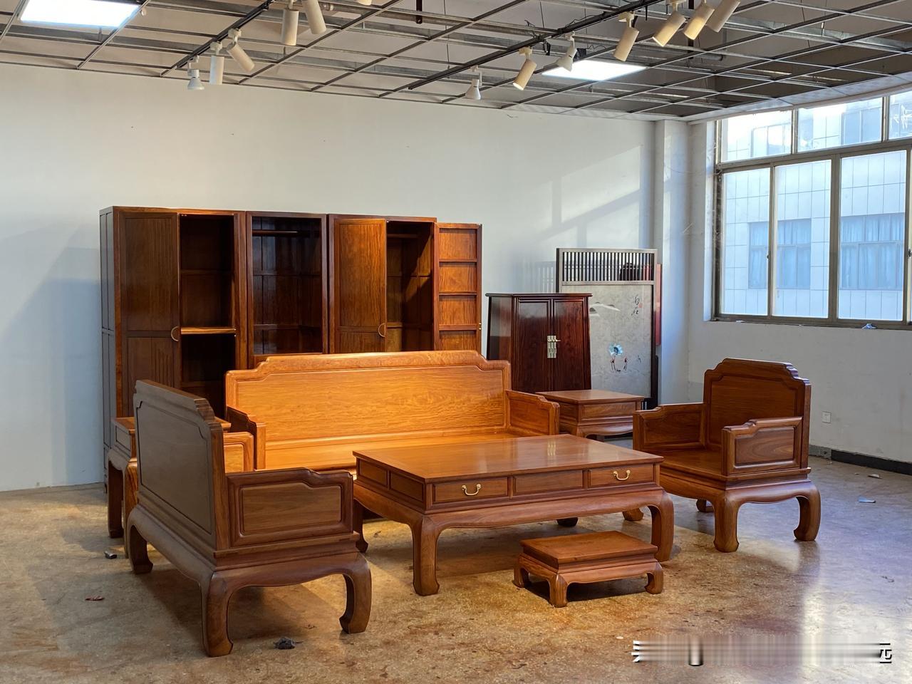 今年第一批沙发，制作中

纯缅甸老料，高品质精工艺[握手]