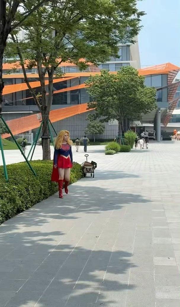 高强度的职场生活很容易让人感到麻木，余杭CBD这场超级少女街头快闪恰到好处地出现