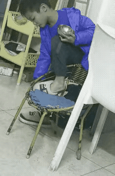 老人说从小看到老，这熊孩子长大肯定爱研究搞发明，说不定研究出点啥专利。