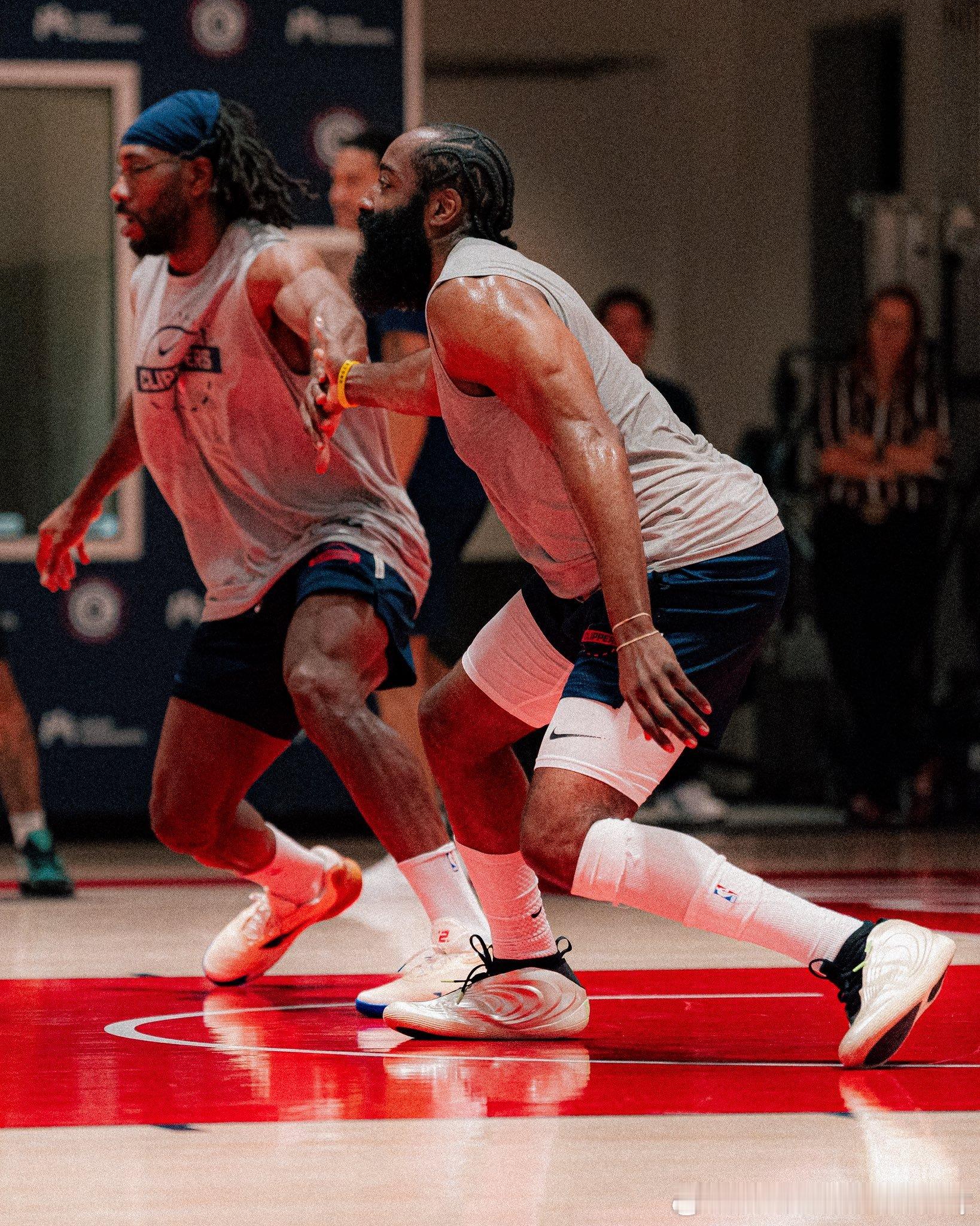 哈登左小腿挫伤，明日对阵灰熊出战成疑。 配图是今天最新的训练照，左小腿带着护具。