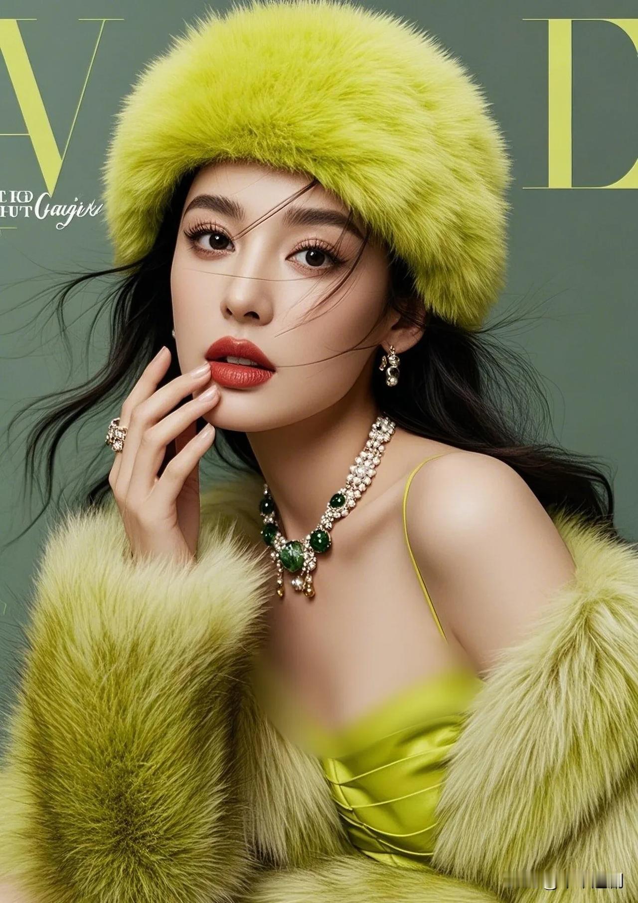 荧光绿裹着绒绒暖意，碎钻彩宝在帽檐耳尖跳脱成光斑。发丝趁势扬起，把明艳揉进冷调背