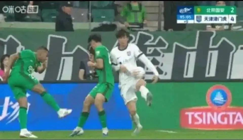 国安：年少不懂泰山，读懂已是泰山。
 本赛季短短八轮，国安球迷就体验到了泰山球迷