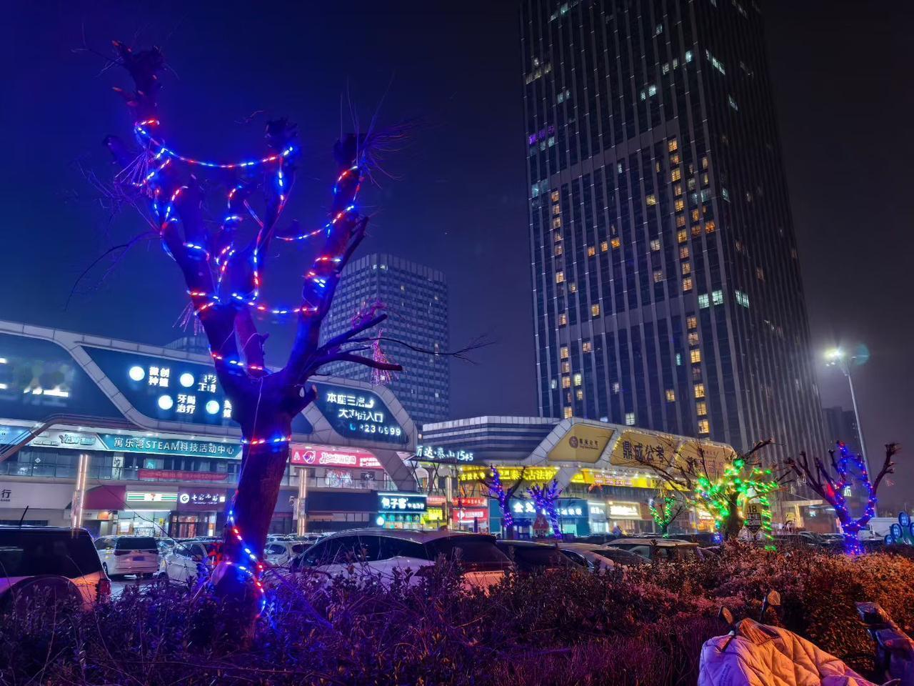 祖国山河的独特魅力吸引着海外游子回归，体现爱国凝聚力。
《我和我的祖国》这首歌，