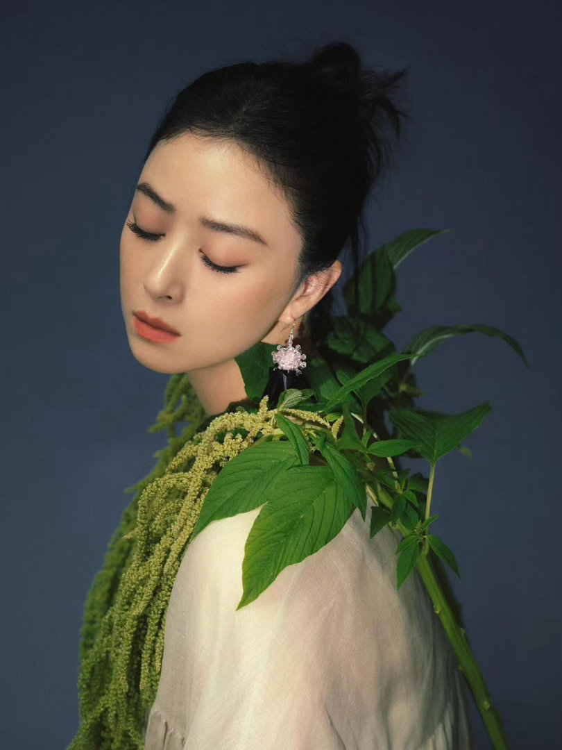 陈都灵蒋欣新剧演母女 蒋欣和陈都灵往那一站就是顶级母女的配置，一个霸气一个清冷，