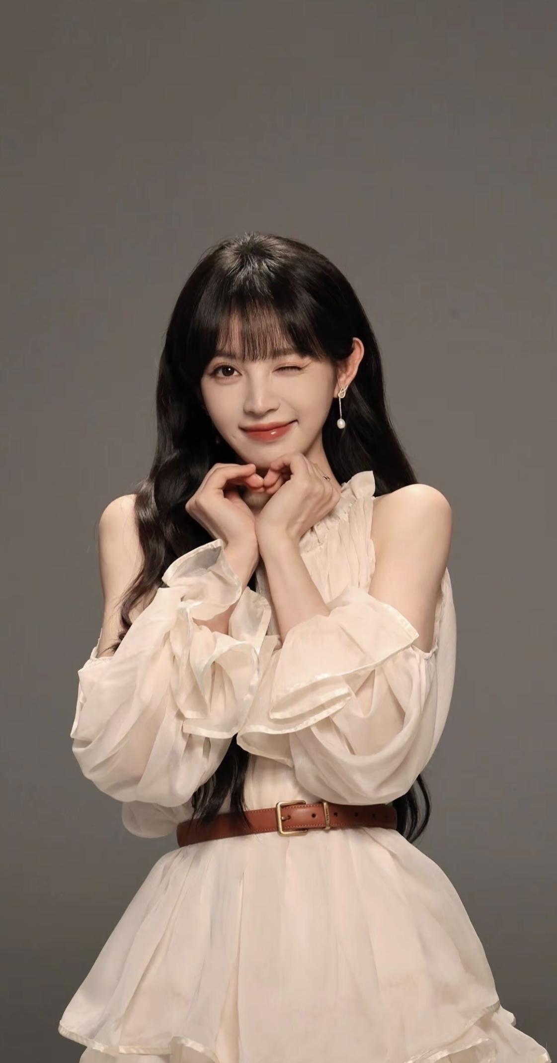 田曦薇的可爱没有天花板！这一身也太好看了吧[比心]捕捉到一只田曦薇！确认过眼神，