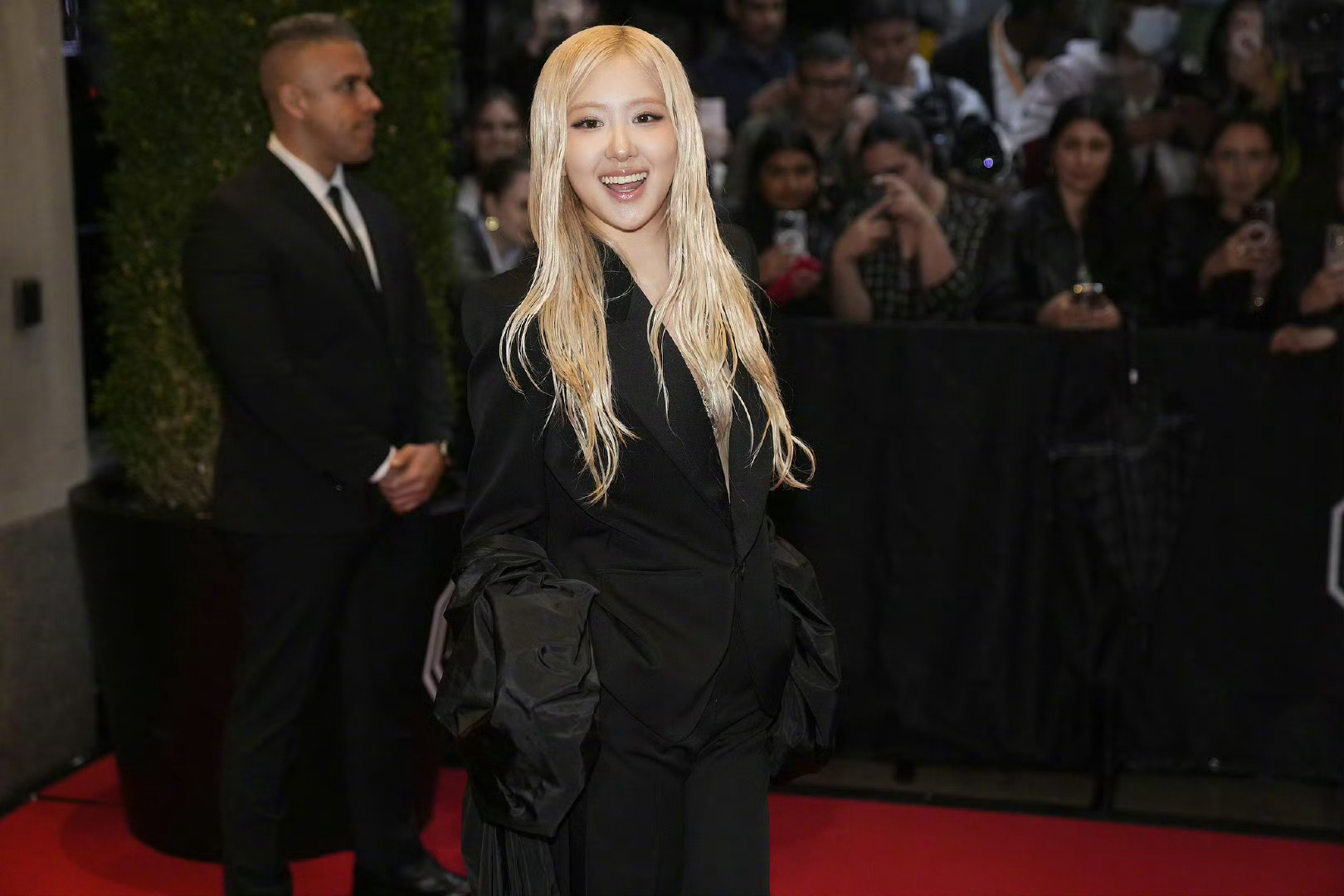 Rosé 身穿YSL拖地西服 即将亮相今年的MetGala 红毯metgala红