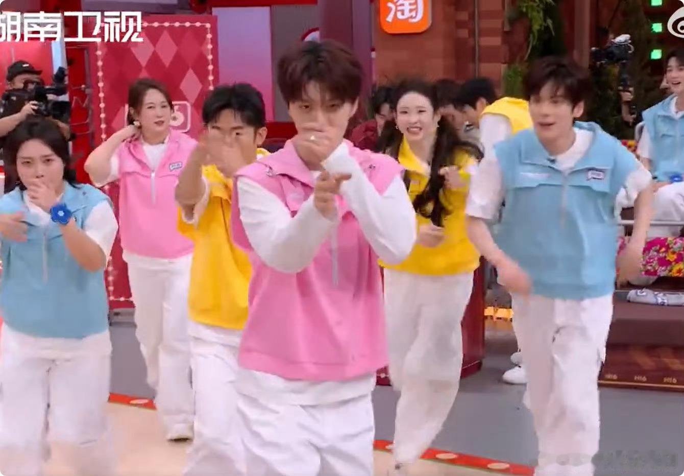 到底是什么给范丞丞熏成这样范丞丞对着机位疯狂做扇风动作，咱就是说到底有什么味道给