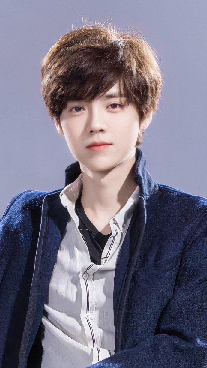 鹿晗求婚三次被拒，这剧情比偶像剧还抓马。2024年6月，精心筹备的私人派对求婚，