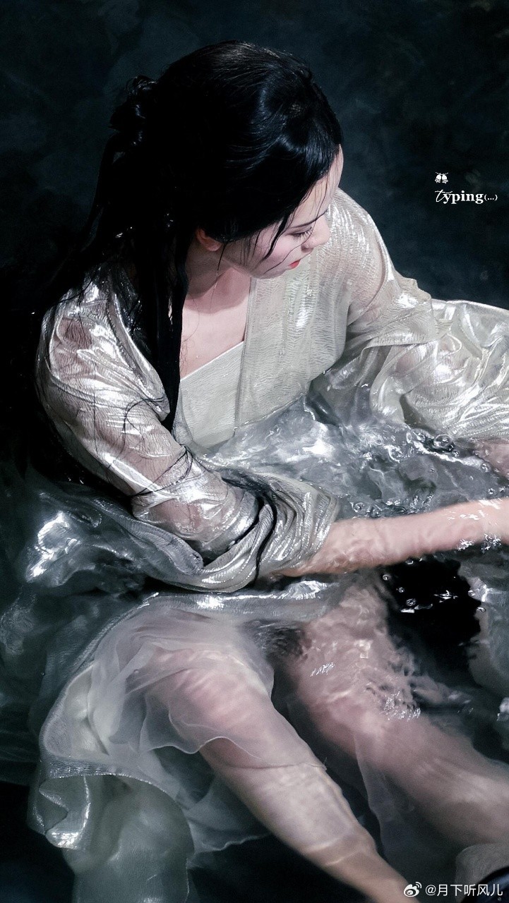 鞠婧祎陈都灵水戏 《月鳞绮纪》直接把颜值卷起来了🌟鞠婧祎娇俏灵动，陈都灵清雅大