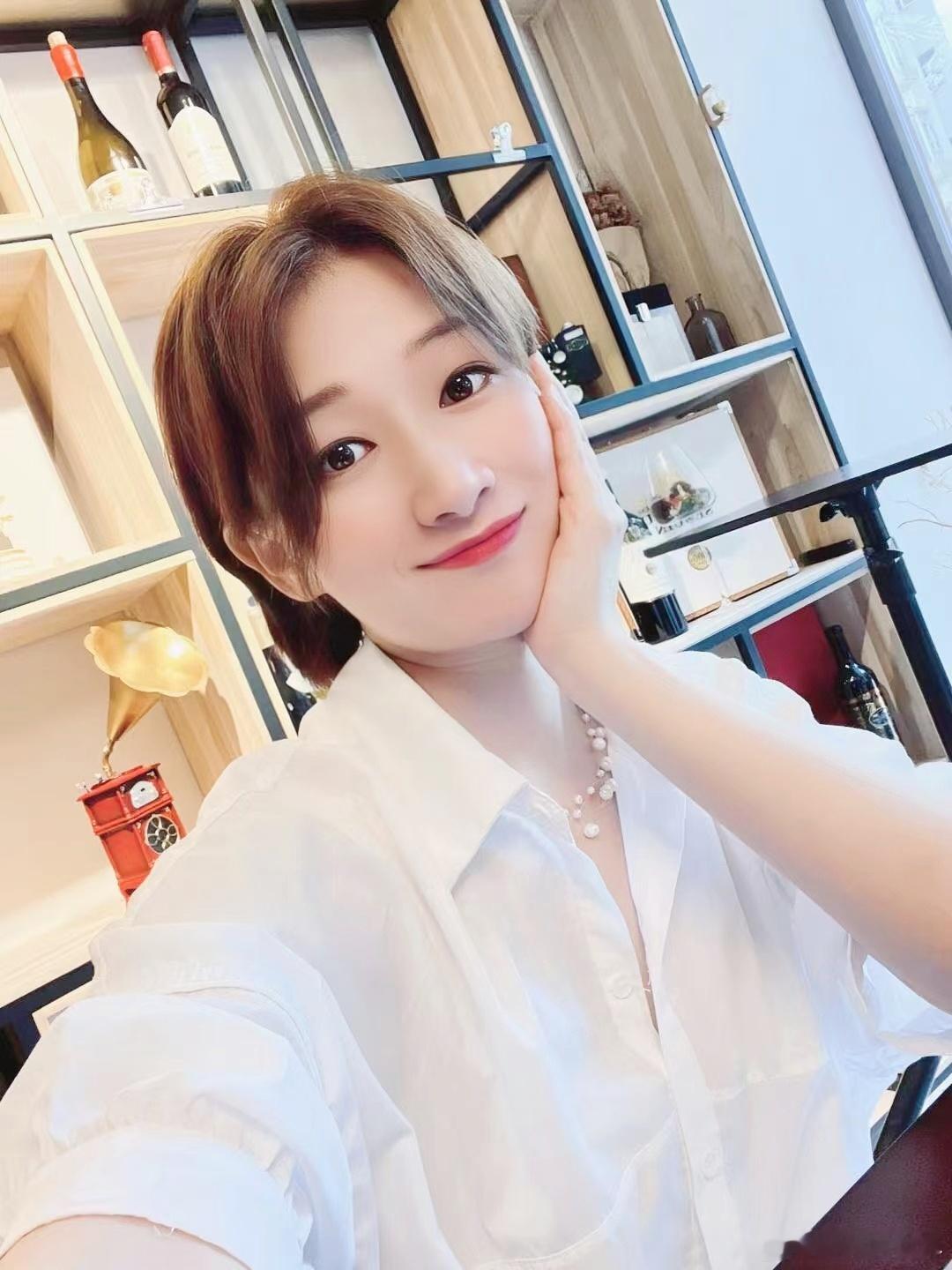 很喜欢杨绛先生的一句话：真正被爱的时候，你不用那么漂亮，不用那么迎合，踮起脚尖的