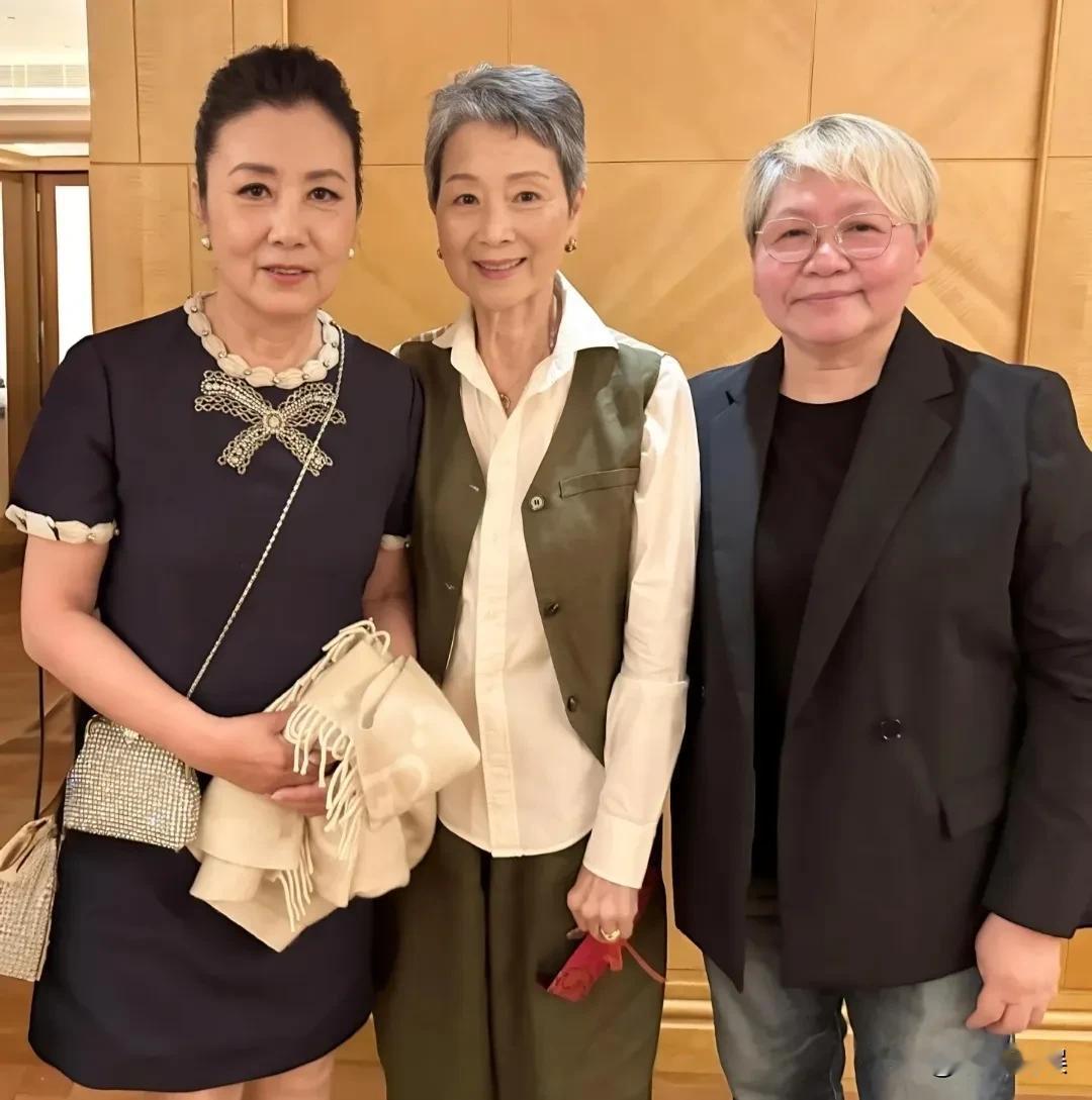汪明荃参加好友的生日宴，78岁的她，体态优美，头发乌黑浓密，柳眉凤目，眼神清亮，