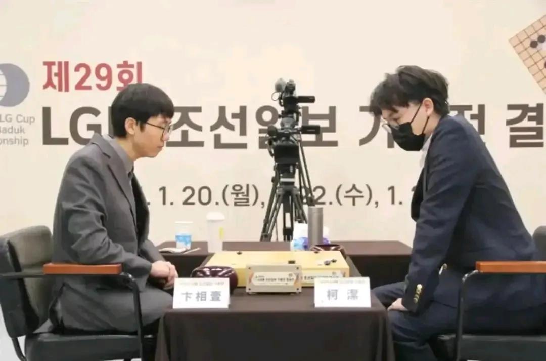 第29届LG杯世界围棋棋王战决赛上演争议一幕。1月20日，决赛在韩国首尔拉开帷幕