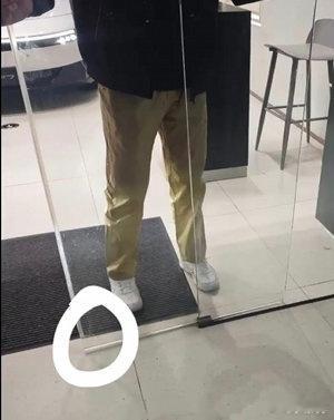 一位顾客到小鹏4S店被感应门夹到脚，结果销售来了一句你的脚夹到门了。。。还要求顾