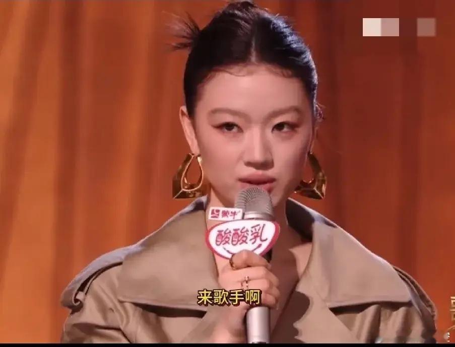 单依纯绝对是不小心把心里话说出来了，何炅问她有没有什么后悔的，她脱口而出“来歌手