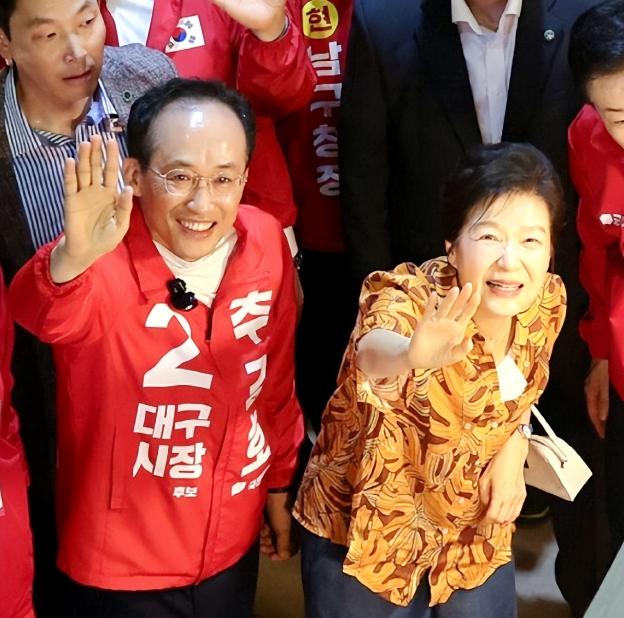 阔别政坛8年！朴槿惠重启竞选活动，正式重返韩国政治舞台

5月23日，韩国前总统