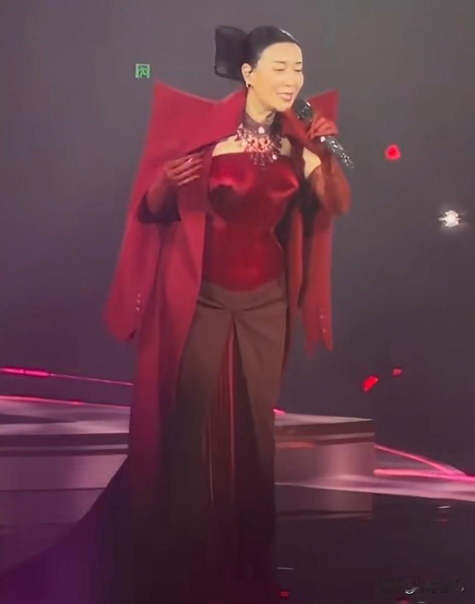 那英的演唱会值得一看吗那英北京演唱会唱功了得，实力派歌手，王菲也去看了那英演唱会