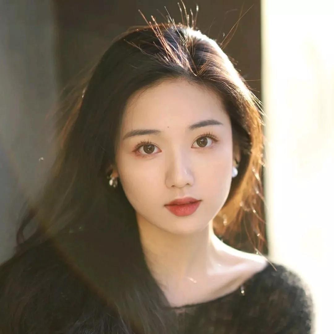 光影交错中，她温柔而坚定温柔花漾少女 温婉出众 温婉眸光 温柔的光影中 秋日温柔