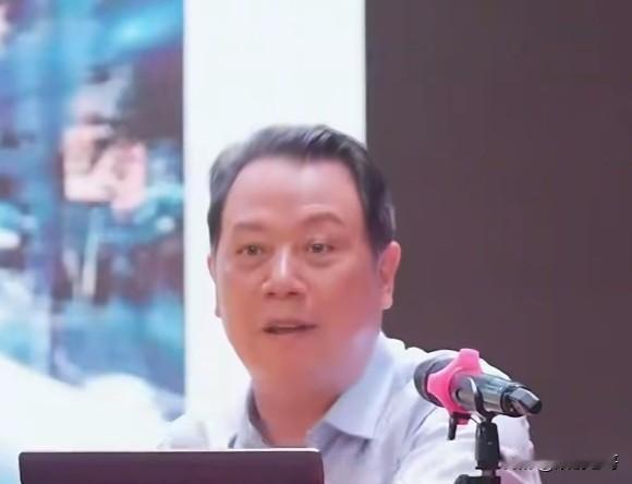 现在那些混得没落潦倒不如意的，就会听这类人戾气十足的极端化言论上瘾。因为他会引导