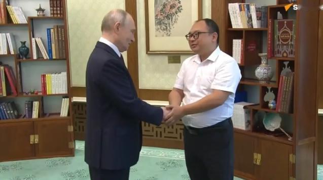 5月20日下午，俄罗斯总统普京在钓鱼台国宾馆会见了一位特殊的客人。他既不是副总理