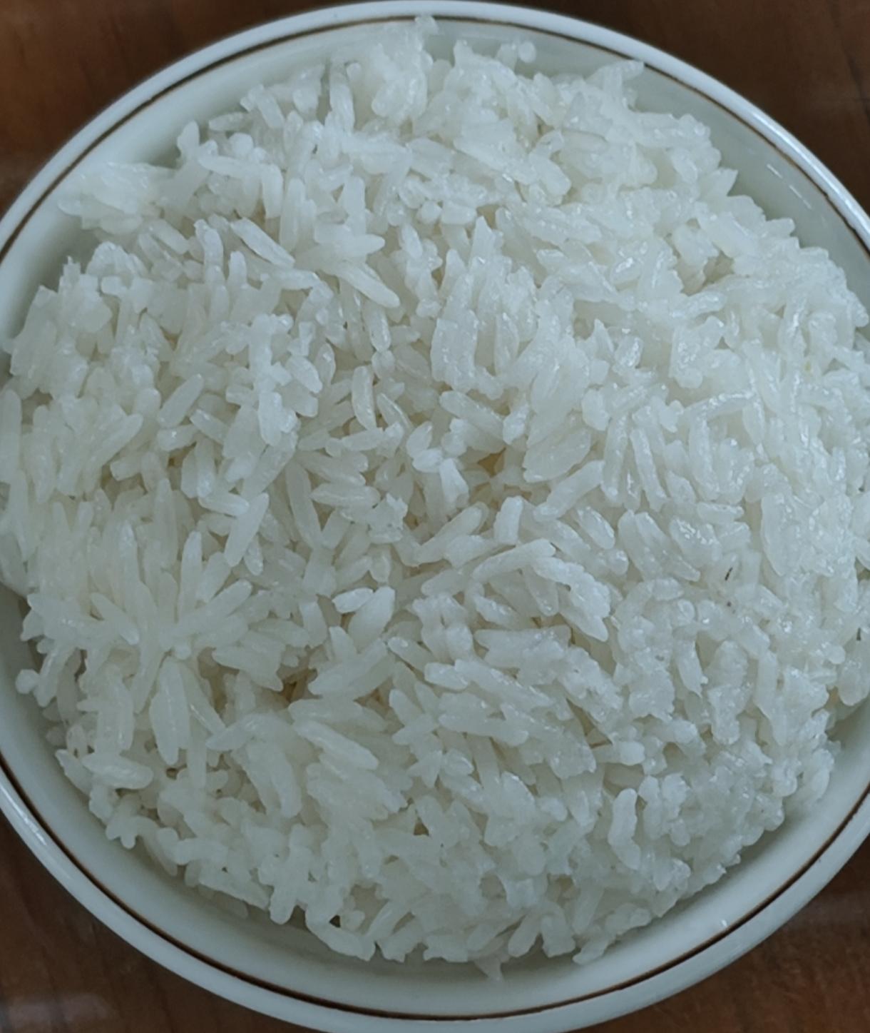 大家看看我拍的照片，能不能分辨出来那一碗饭是我在家里用电饭锅煮的，其他三碗饭是在
