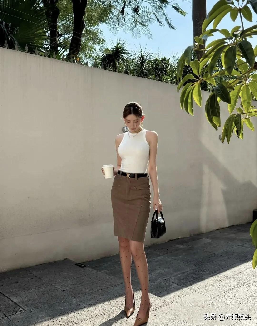 优雅都市风，白衣黑裙，手拿咖啡，享受美好时光。