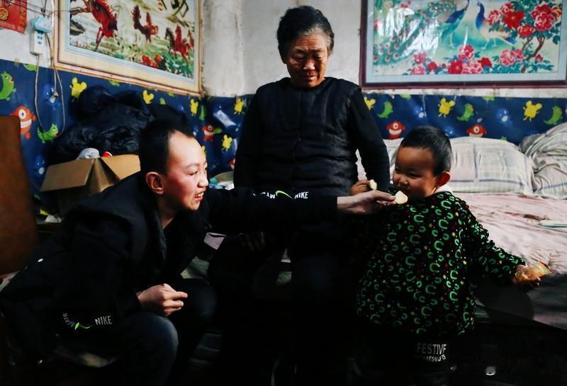 孙子有没有养奶奶的义务，得分情况来看。一般情况下，子女对父母有赡养义务，也就是奶